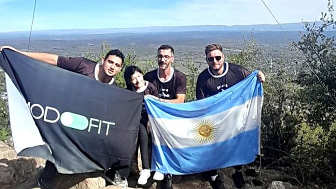 Llevó a su hermana sobre su espalda hasta la cima de un cerro