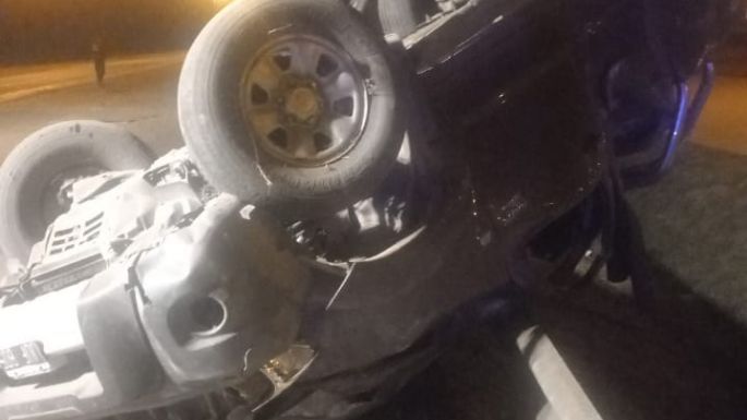 Volcó una camioneta frente al Hiper y hay tres heridos