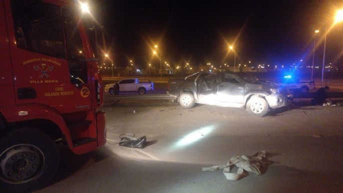 Volcó una camioneta frente al Hiper y hay tres heridos