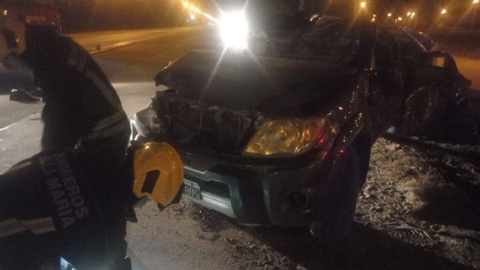 Volcó una camioneta frente al Hiper y hay tres heridos