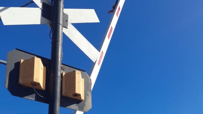 De no creer: cruzaba las vías en bicicleta cuando se le cayó la barrera en la cabeza