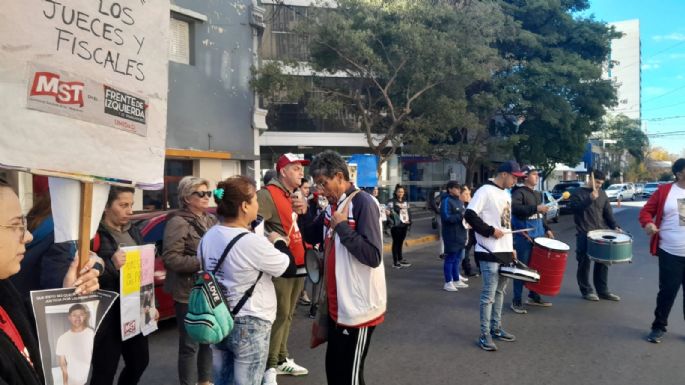 Movilización frente a Tribunales pidiendo justicia por Laureano Guerra