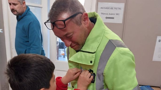 Los más pequeños repartieron escarapelas