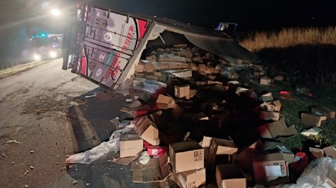 Un camión volcó sobre ruta 4: el conductor fue trasladado al Pasteur con traumatismos varios