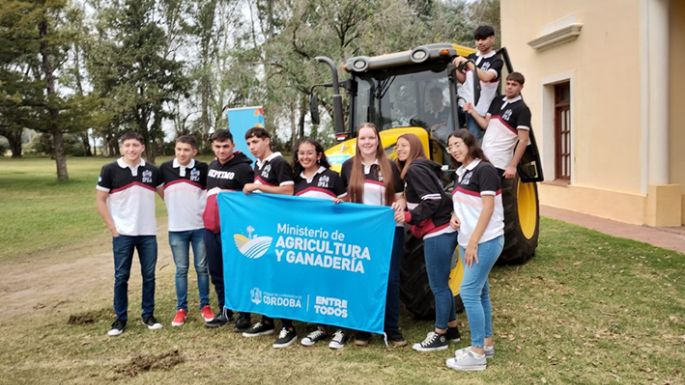 Un tractor para el IPEA  Humberto Volando