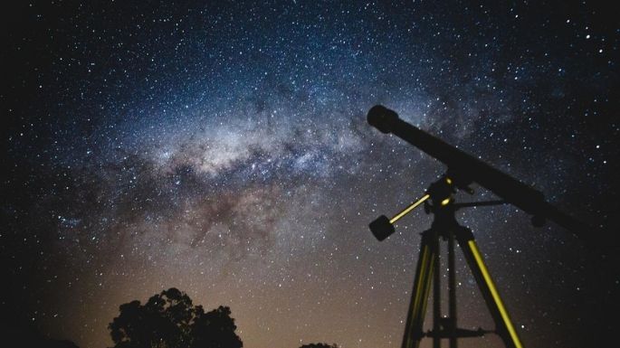 Invitan a observar el espacio, la luna y las estrellas desde el Aeropuerto local