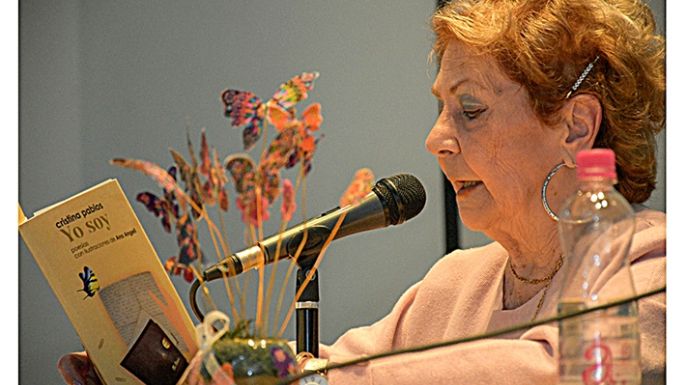 Cristina Pablos presentó  su poemario