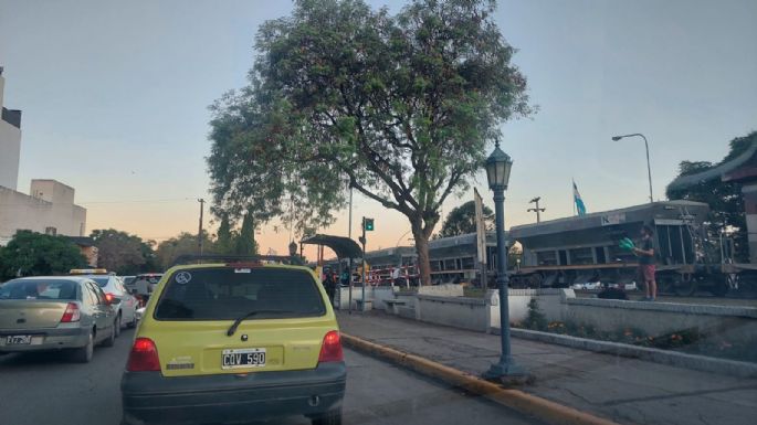 El tren demoró el tránsito en la ciudad por varios minutos al no avanzar
