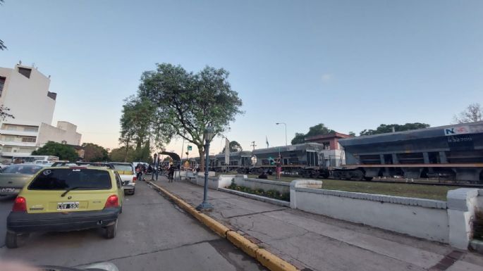 El tren demoró el tránsito en la ciudad por varios minutos al no avanzar