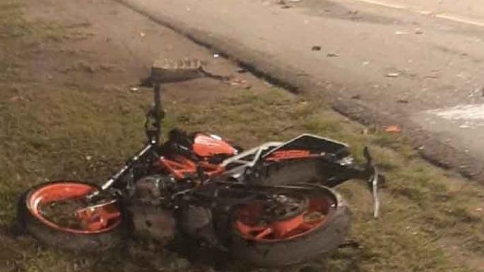Perdió la vida un motociclista y el fuego destruyó un auto