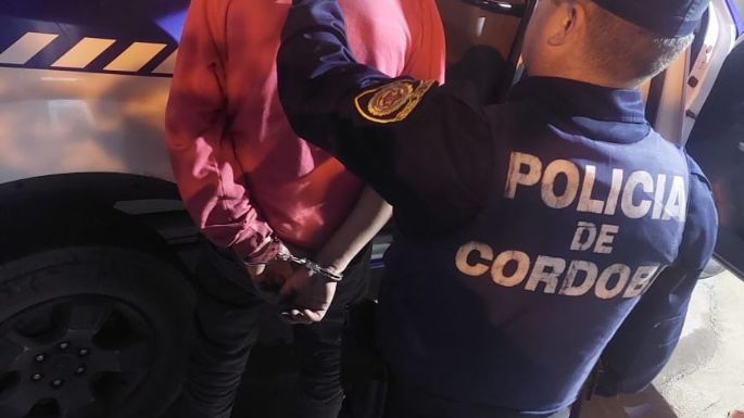 Rompió y robó elementos dentro de un auto estacionado, pero fue detenido