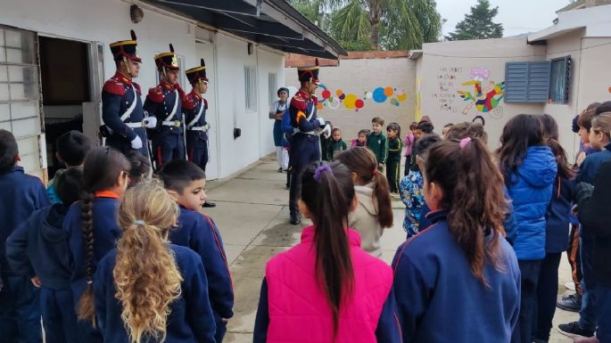 Granaderos visitaron a niños y adolescentes en distintas escuelas