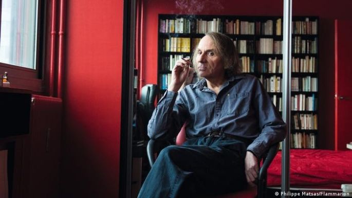 Houellebecq lanzó un libro autobiográfico