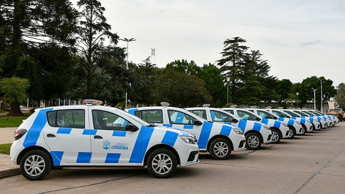 Entregaron 12 móviles