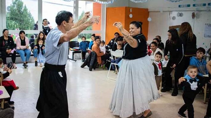 En barrio Botta desfilaron chicos y chicas del jardín municipal