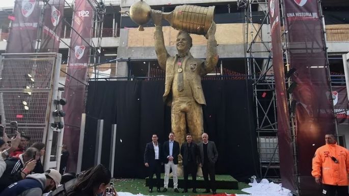 Quedó inaugurada la estatua de Gallardo en el Monumental