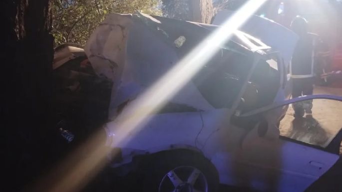 Chocó un auto en Villa Oeste y debieron rescatar al conductor atrapado