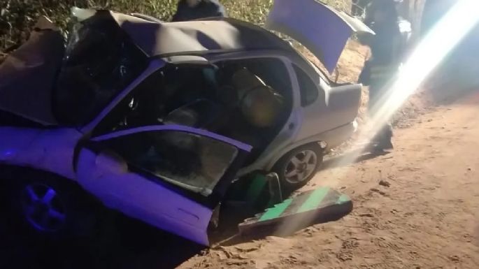 Chocó un auto en Villa Oeste y debieron rescatar al conductor atrapado
