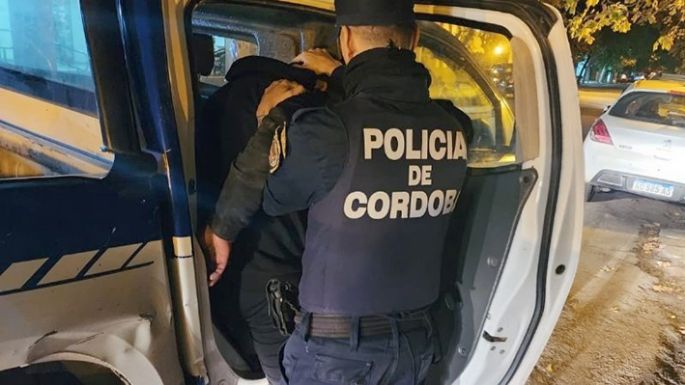 Rompió la puerta de vidrio de un local comercial