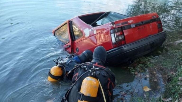 El preciso instante que buceadores y bomberos extraen del lago San Roque el auto robado que fue tirado al lago