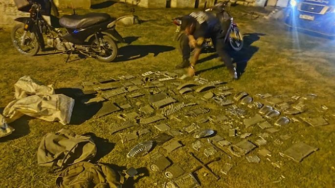 Se robaron más de cien placas y jardineras del cementerio San José