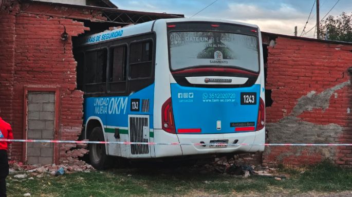 Un chofer se durmió e incrustó el colectivo dentro de una casa