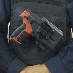 La Policía incorpora armas no letales que lanzan gas pimienta