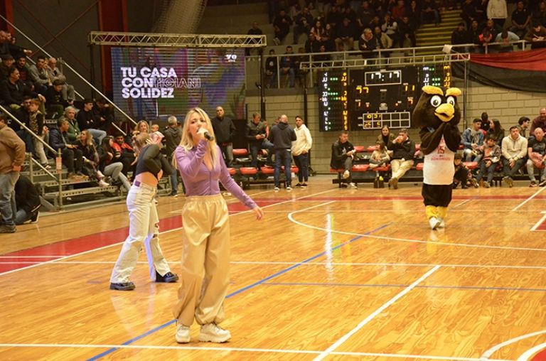 La presentación del estadio fue, otra vez, excelente. En el entretiempo se presentó la cantante Sol Giordano