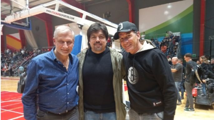 Tres glorias del básquet viendo el partido de Ameghino