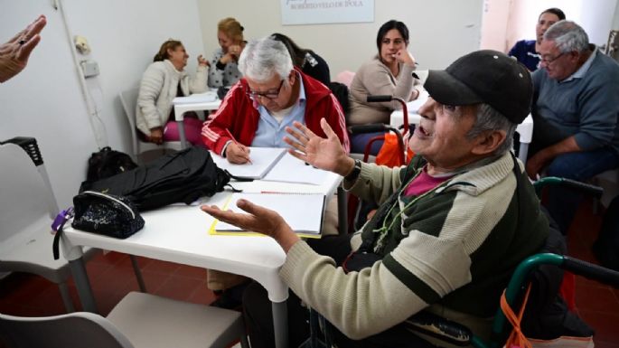 Residentes del Hogar de Ancianos terminan sus estudios primarios y secundarios