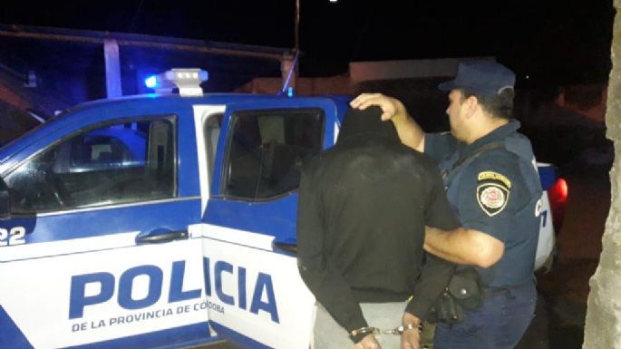 Un joven se llevaba bebidas alcohólicas sin pagar y quedó detenido