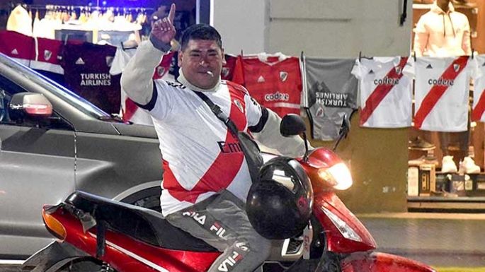 Solo algunos hinchas celebraron en la calle