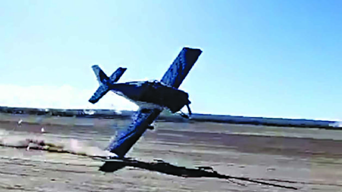 Una avioneta chocó cerca del público