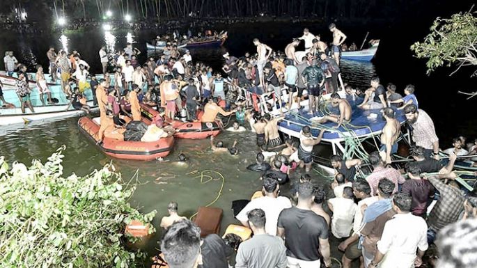 Decenas de víctimas, la mayoría  niños, al volcar un barco turtístico
