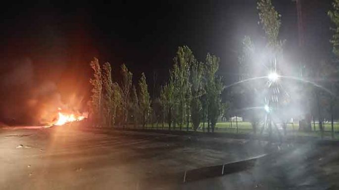 Queman pastizales y residuos en un sector del Roque
