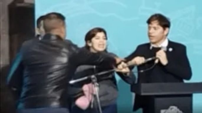 Una mujer interrumpió un discurso de Kicillof para realizar una protesta