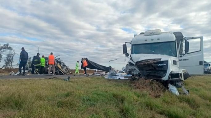 Cuatro muertos al chocar un camión y una camioneta SUV