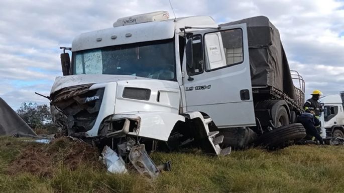 Cuatro muertos al chocar un camión y una camioneta SUV