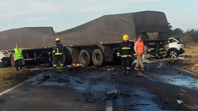 Cuatro muertos al chocar un camión y una camioneta SUV