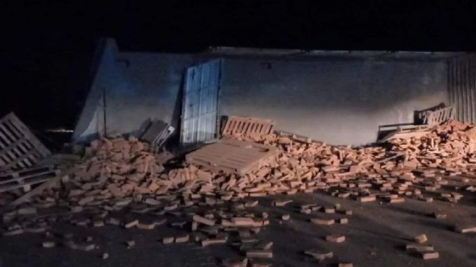 Se volcó un camión repleto de ladrillos sobre ruta 158