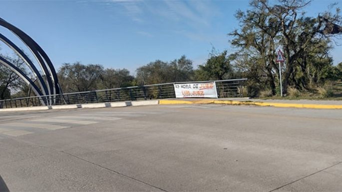 Colgados del puente nuevo