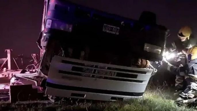 Un camión cargado de hierro volcó y falleció su conductor
