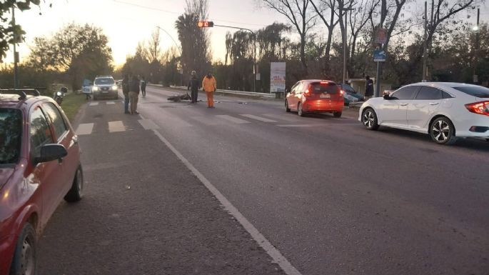 Accidente entre auto y moto en el semáforo de ingreso al Vista Verde