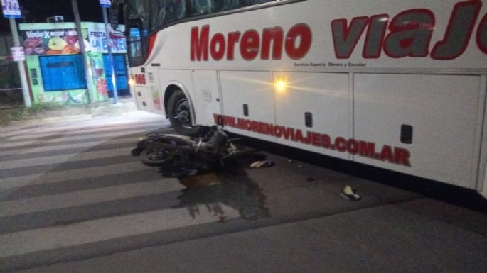 Una joven motociclista fue hospitalizada tras chocar con un colectivo