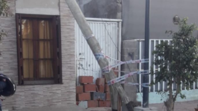 Un poste cayó por el paso de un camión frente a la escuela Abraham Juárez