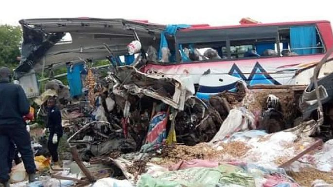 Al menos 15 muertos y más de 40 heridos en un triple choque