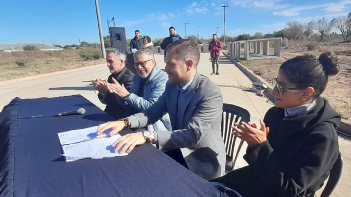[Video] Firmaron contratos con las empresas que harán las 300 viviendas del "Ecobarrio"