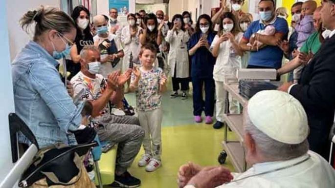 El papa echó al exsecretario conservador de Benedicto XVI