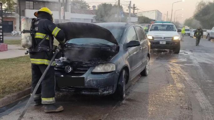 Un vehículo con cuatro ocupantes sufrió un incendio