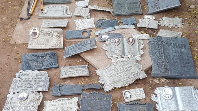 Robaron placas de bronce del cementerio y las hallaron en Río Cuarto